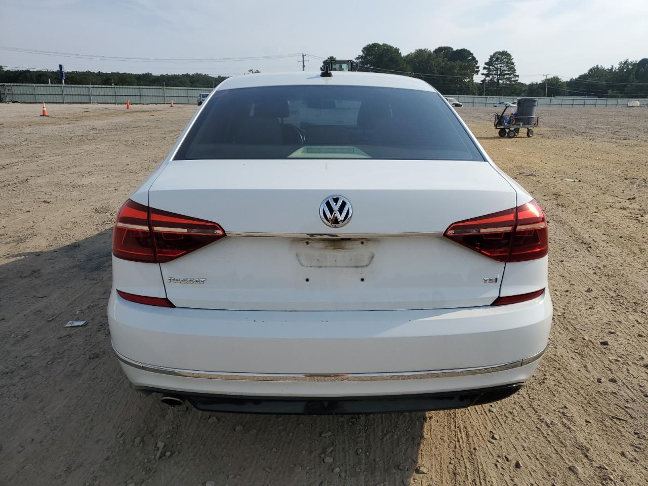 2017 VOLKSWAGEN Passat