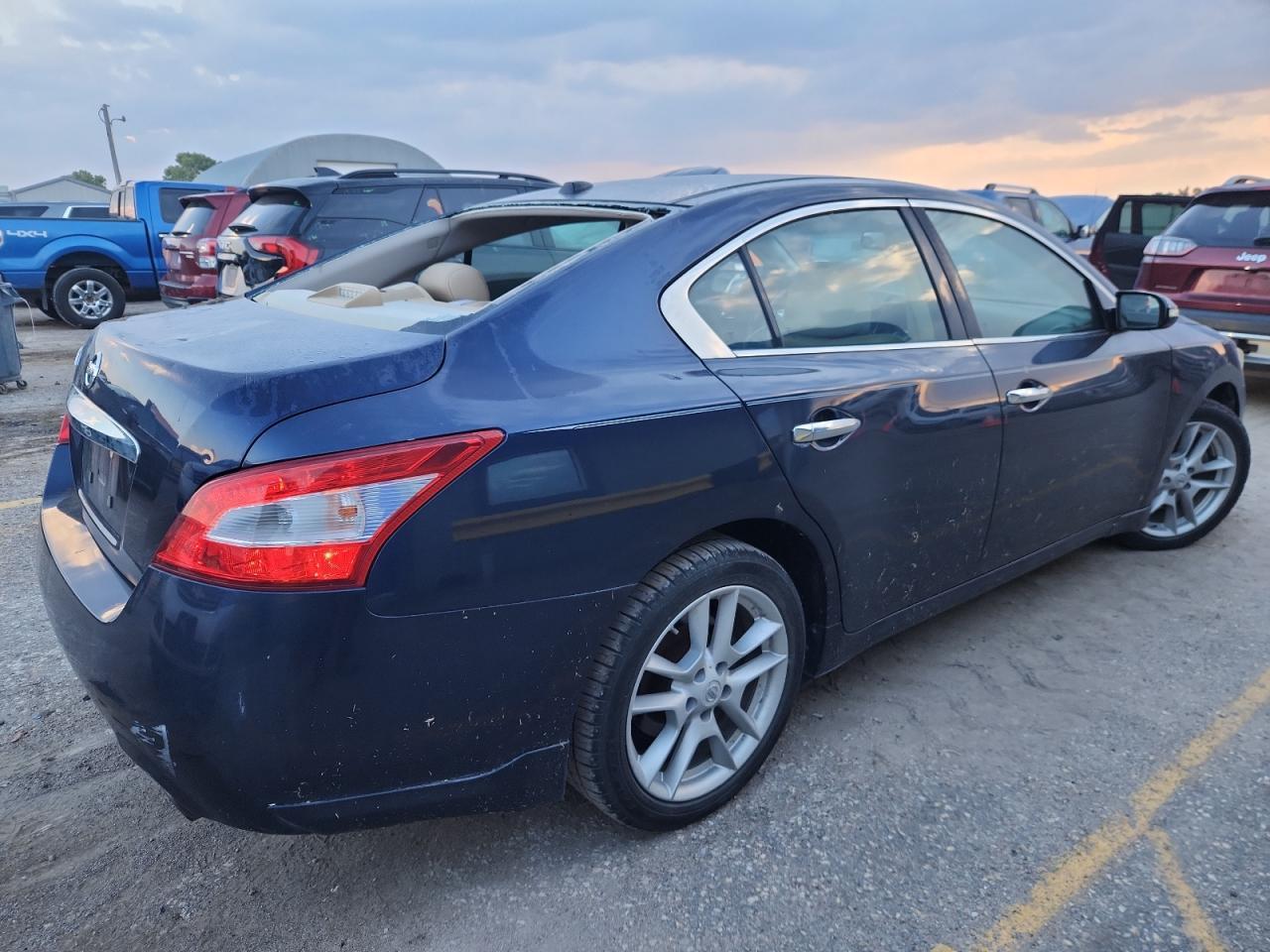 2011 NISSAN Maxima