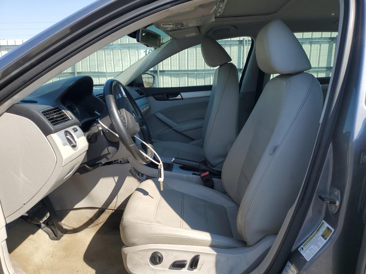 2013 VOLKSWAGEN Passat