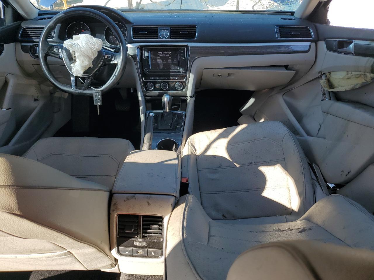 2017 VOLKSWAGEN Passat