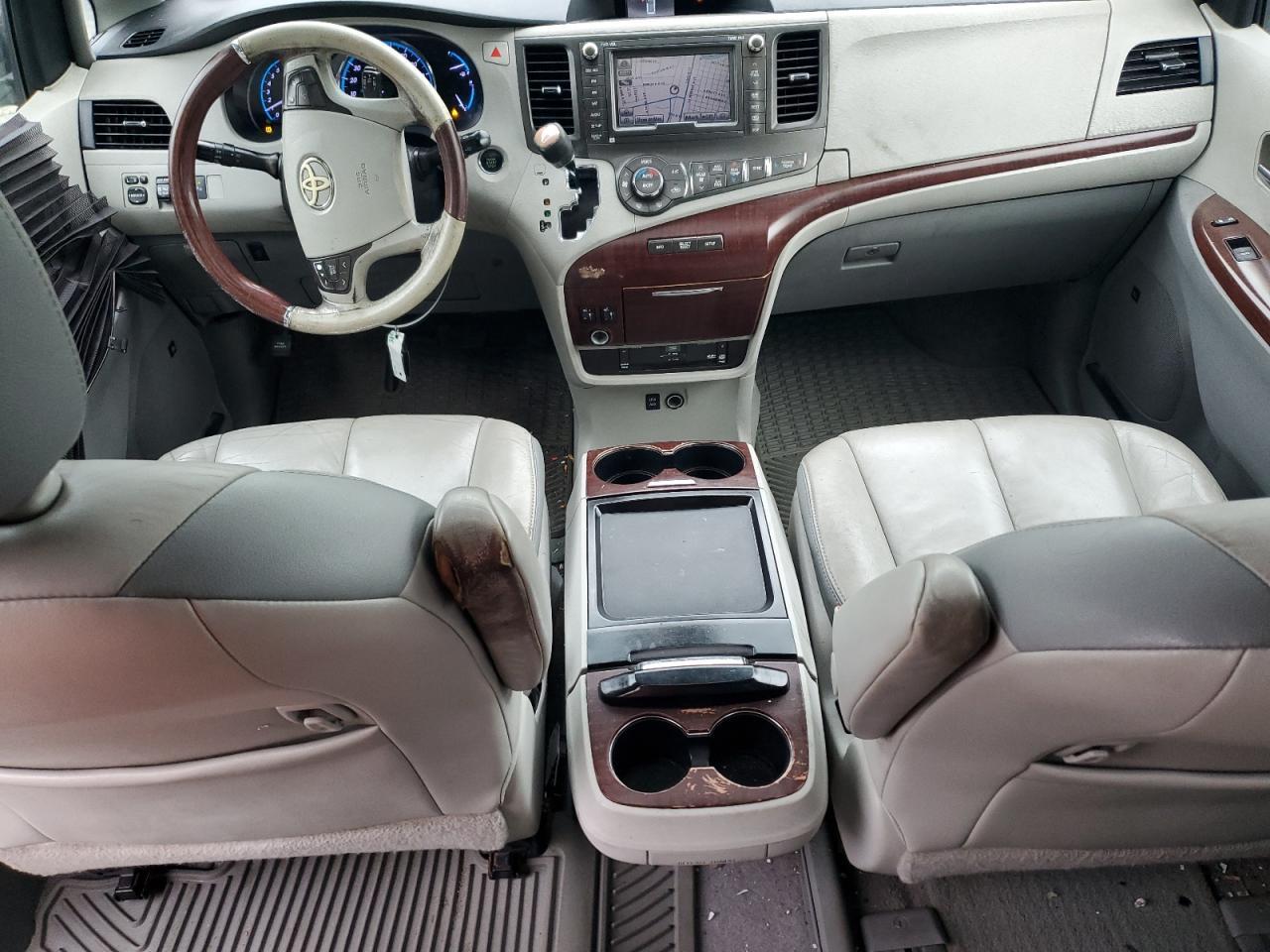 2011 TOYOTA SIENNA