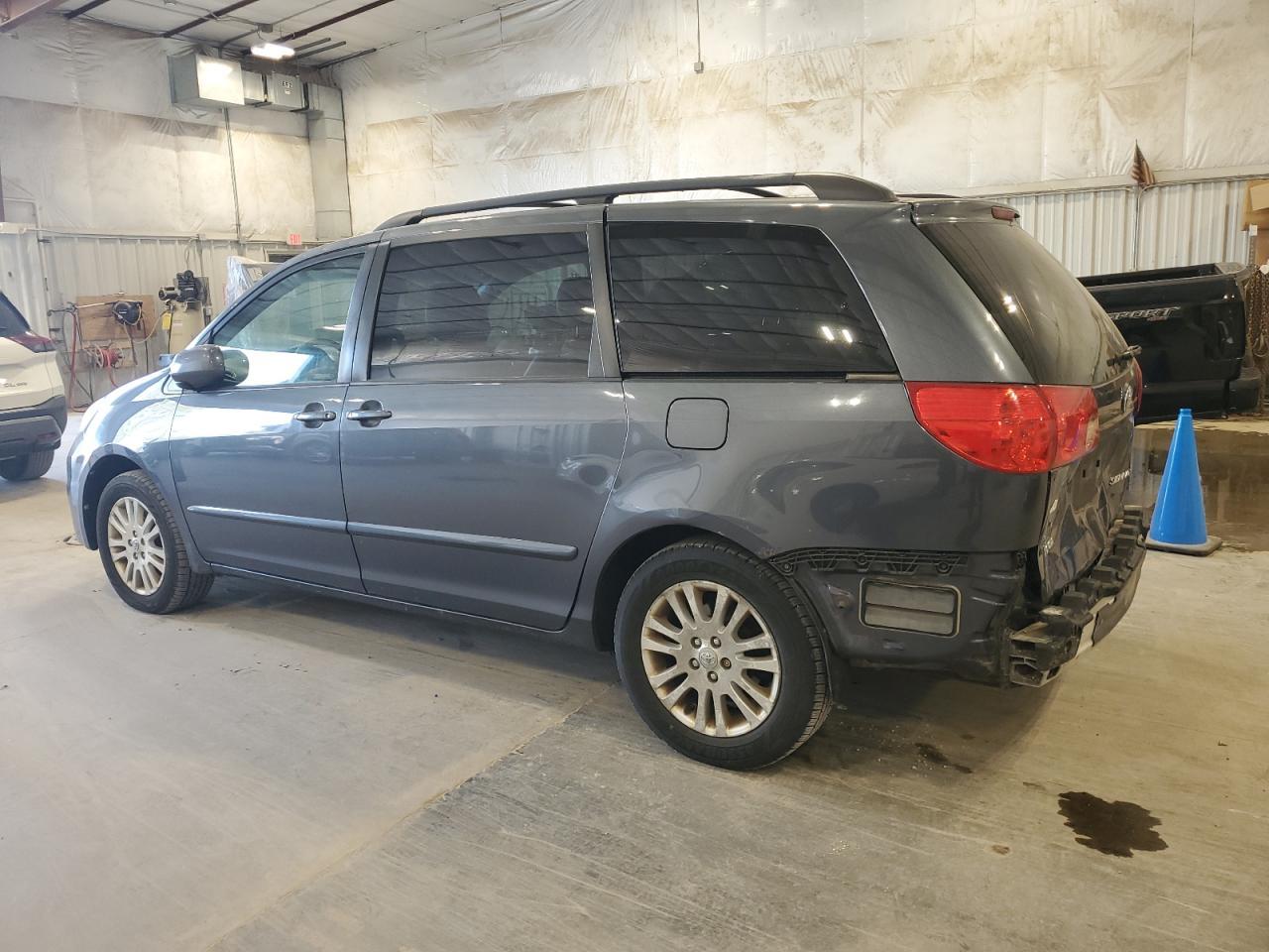 2010 TOYOTA SIENNA
