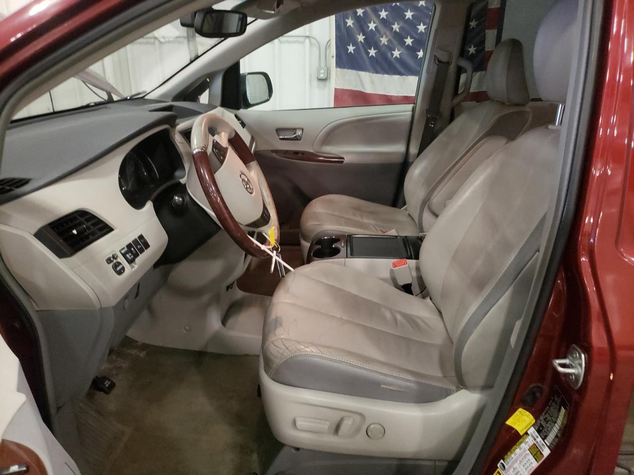 2012 TOYOTA SIENNA