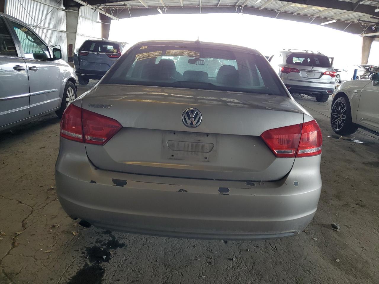 2012 VOLKSWAGEN Passat