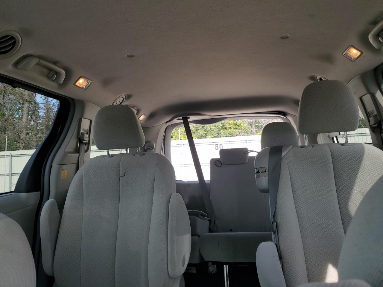 2011 TOYOTA SIENNA
