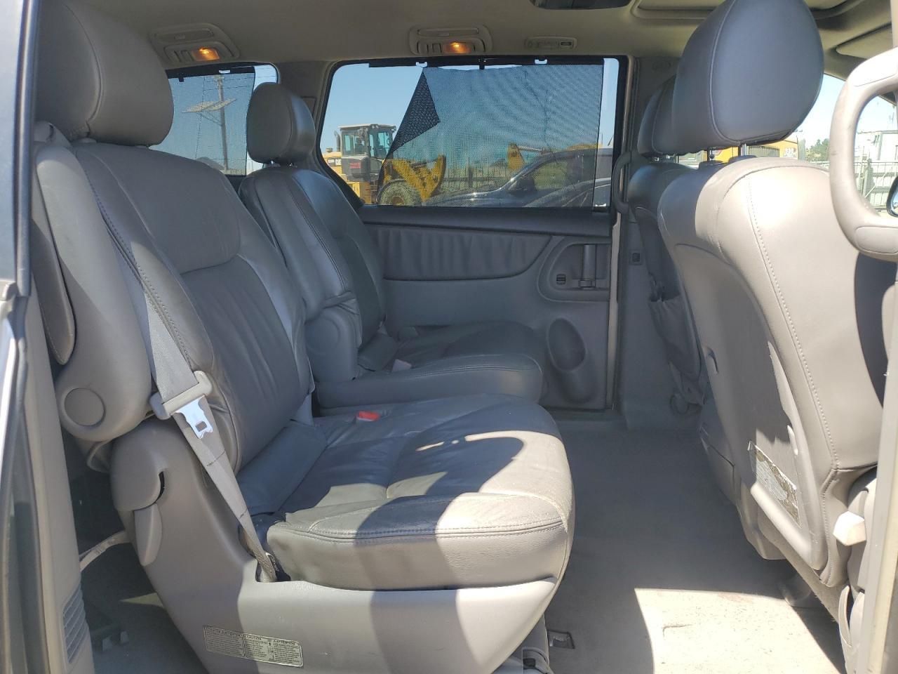 2004 TOYOTA SIENNA