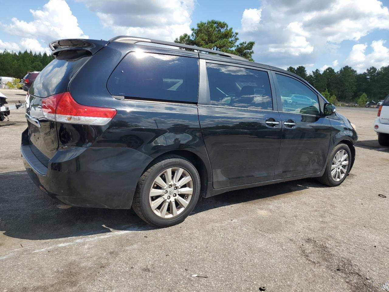 2013 TOYOTA SIENNA