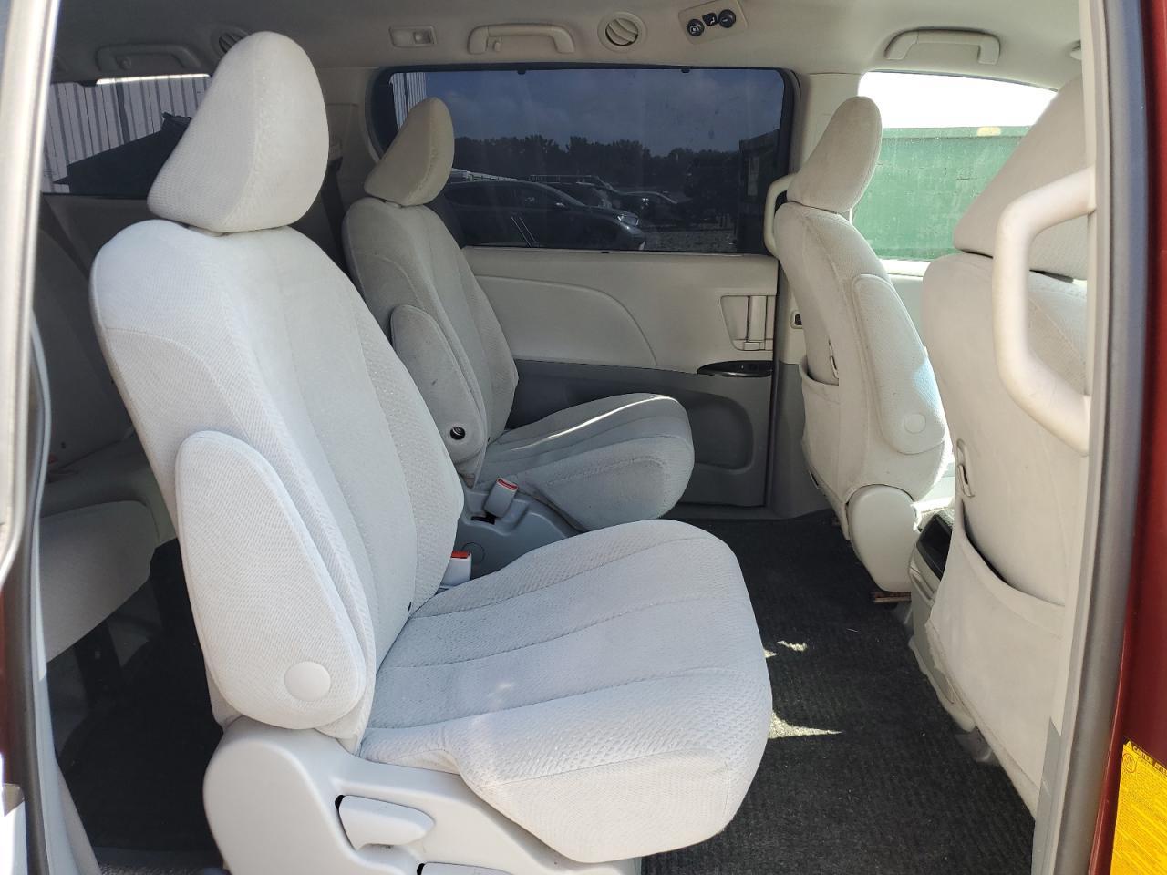 2011 TOYOTA SIENNA