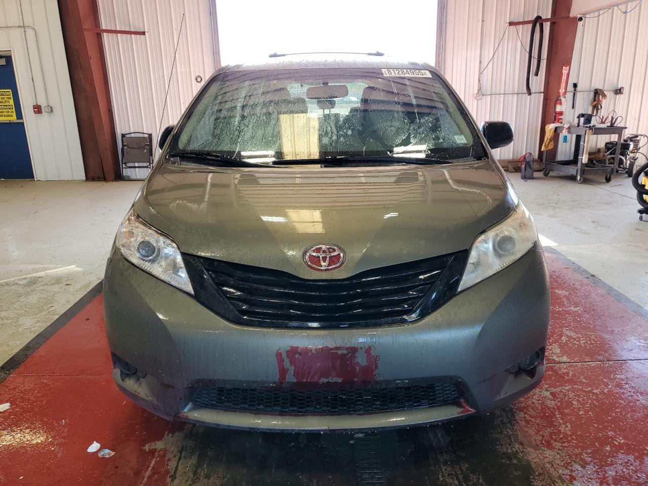 2011 TOYOTA SIENNA