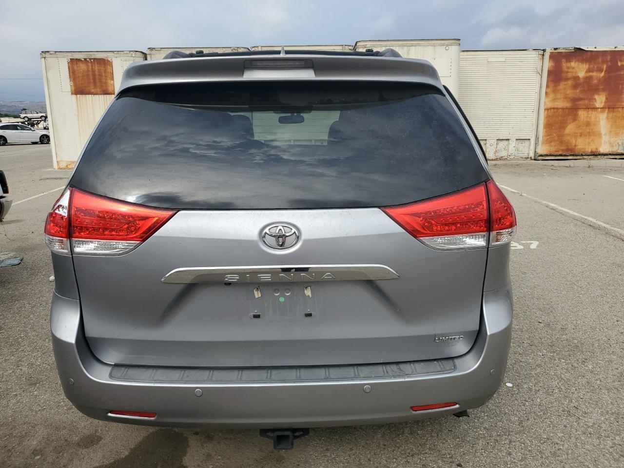 2012 TOYOTA SIENNA