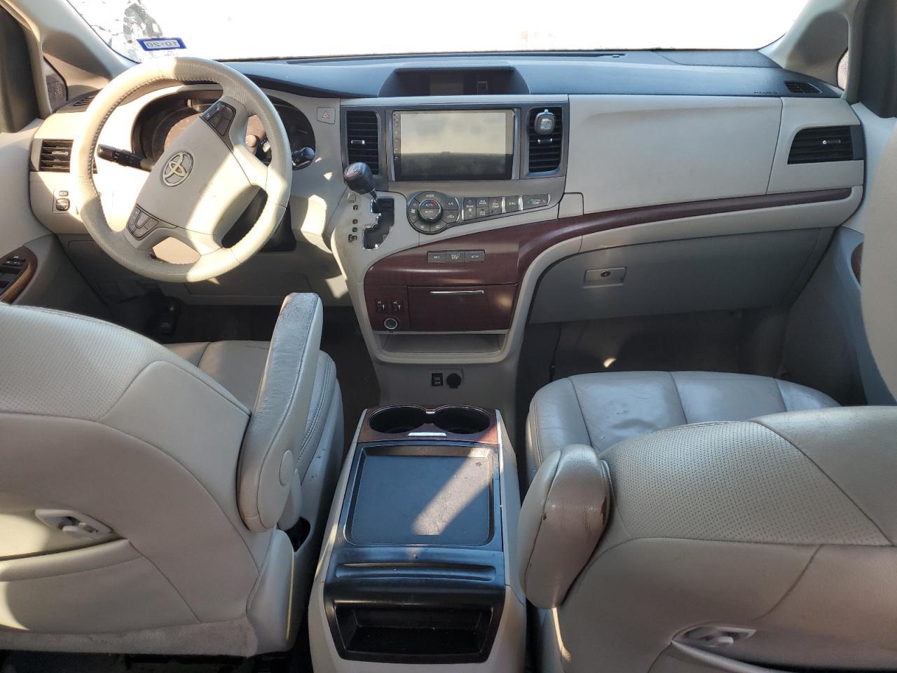 2011 TOYOTA SIENNA
