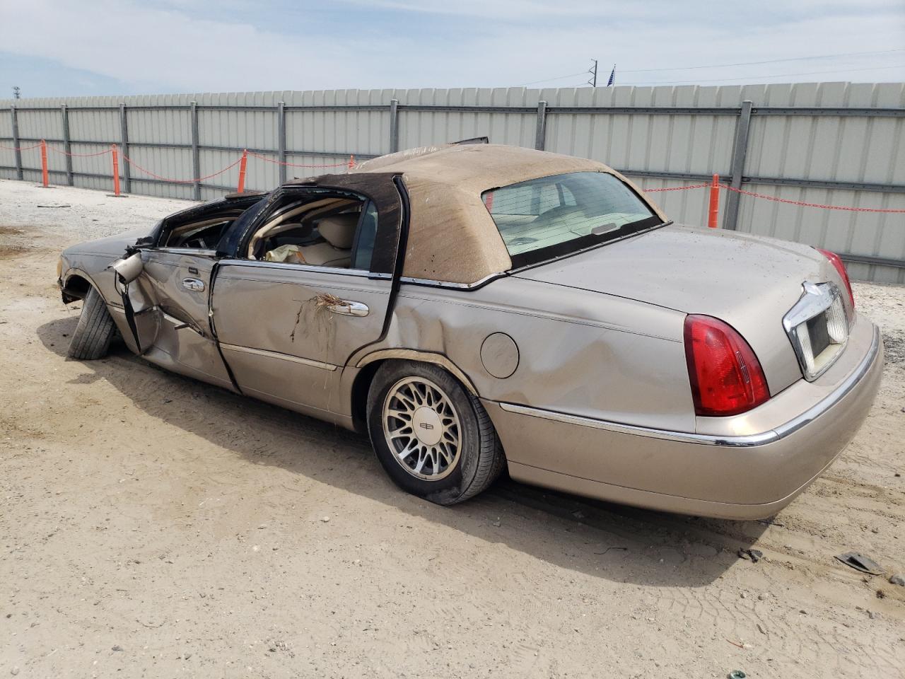 2002 LINCOLN Town Car