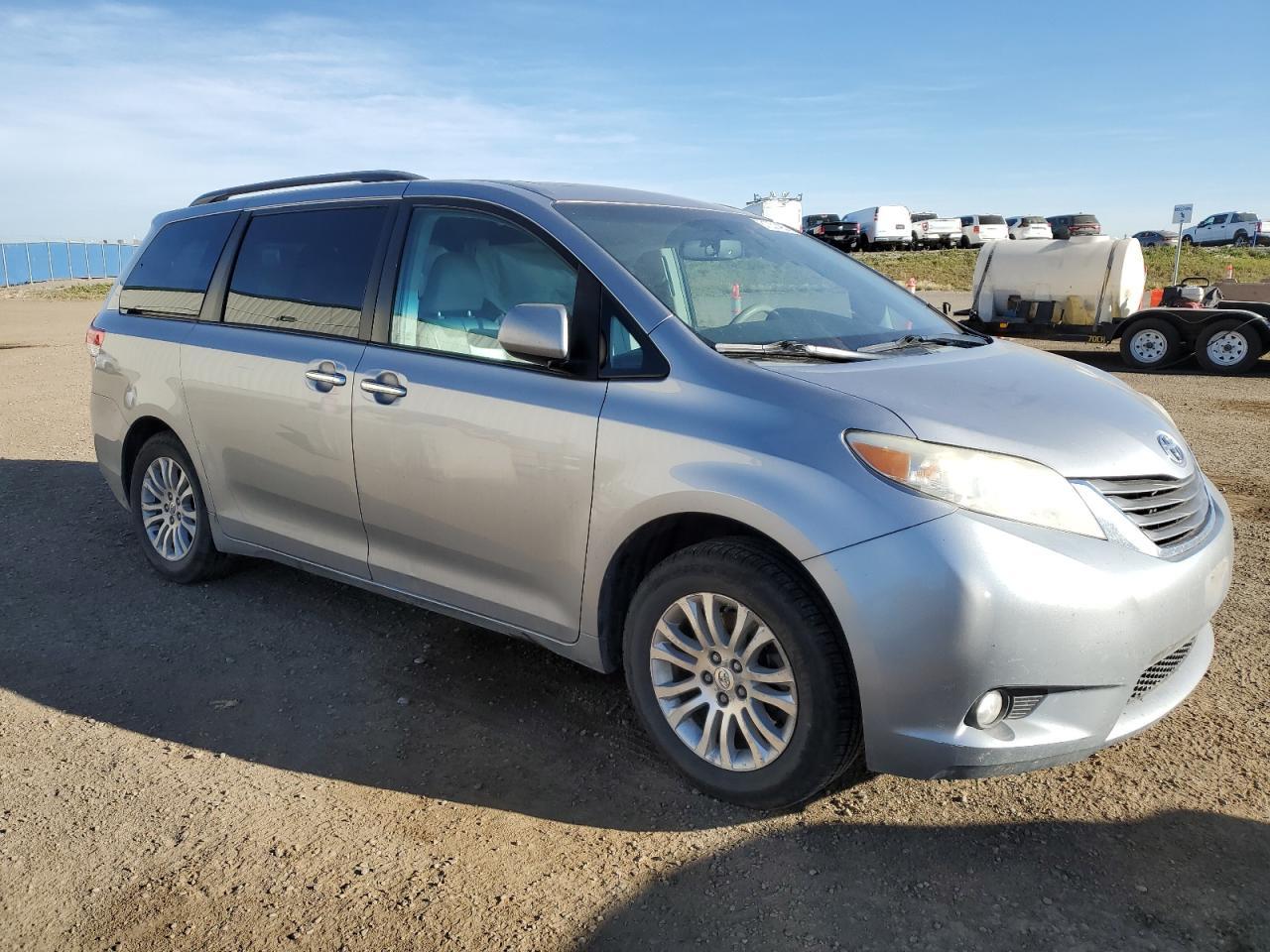 2011 TOYOTA SIENNA