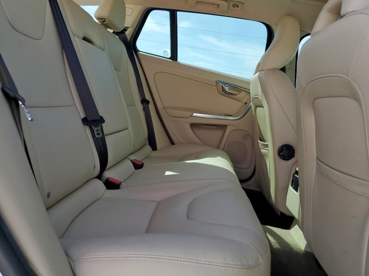 2015 VOLVO V60
