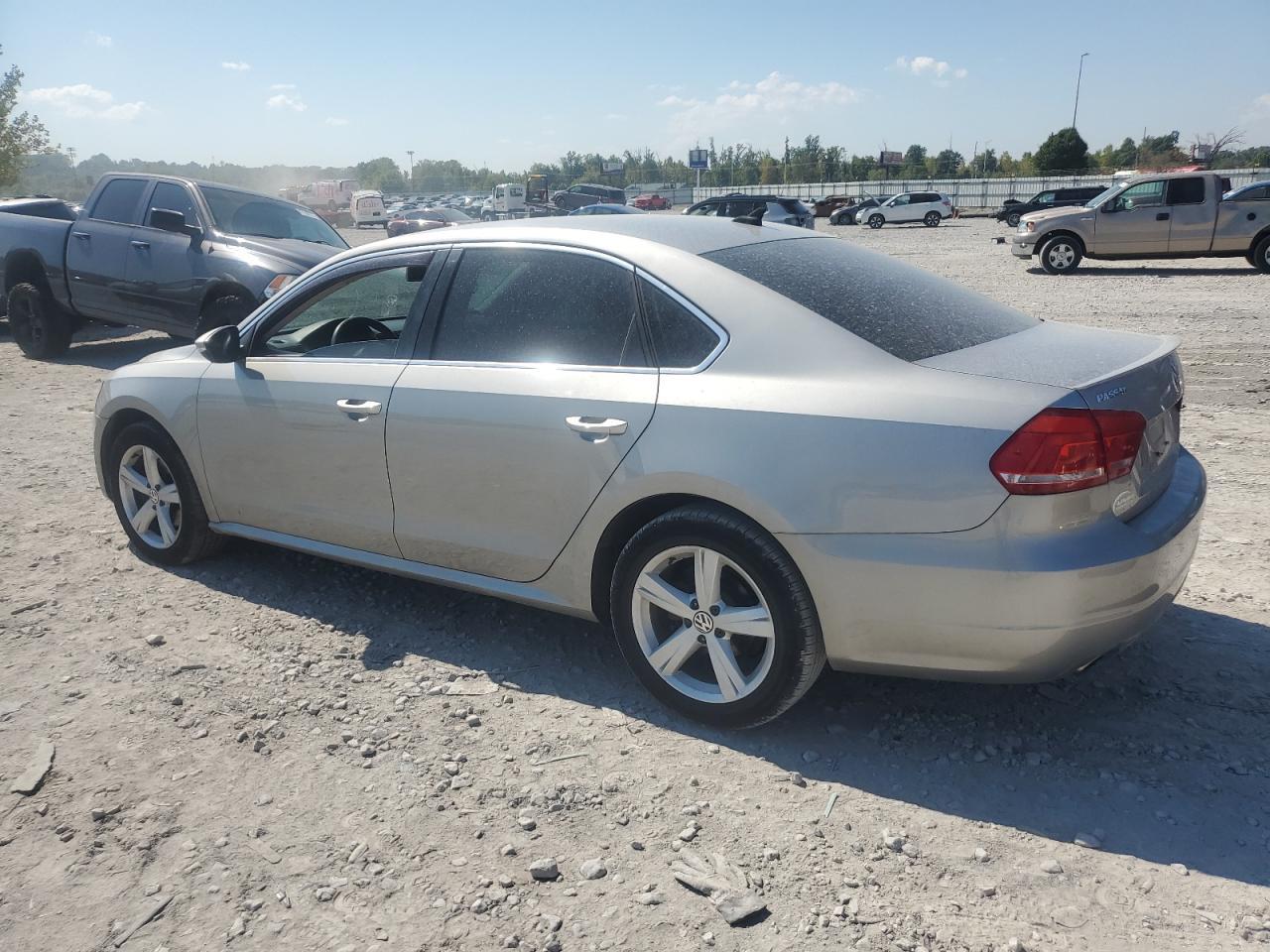 2012 VOLKSWAGEN Passat