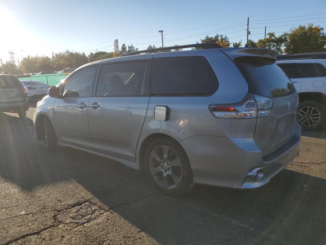 2011 TOYOTA SIENNA