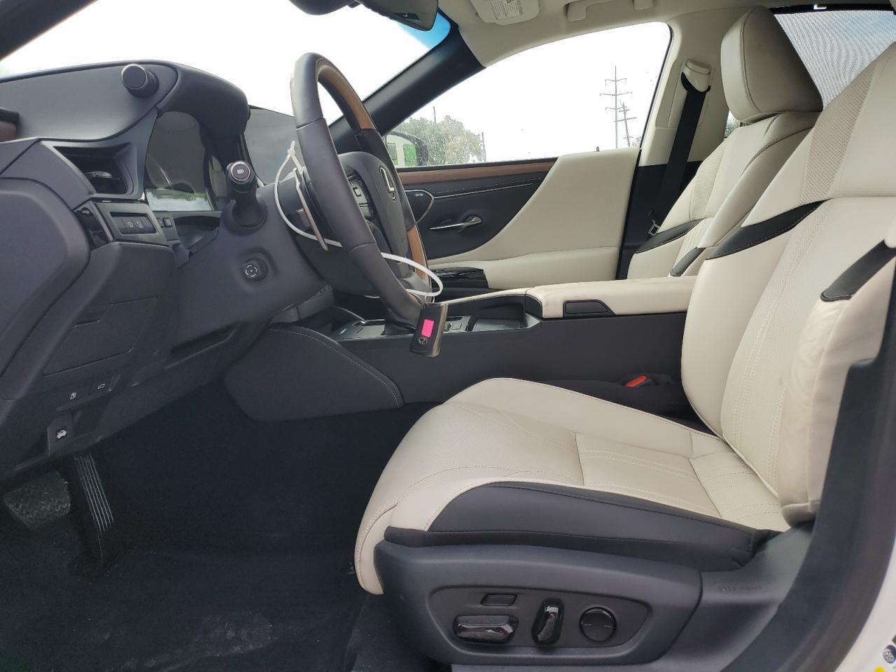 2025 LEXUS Es