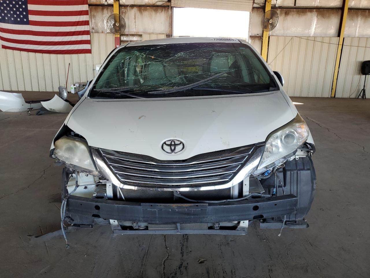 2011 TOYOTA SIENNA
