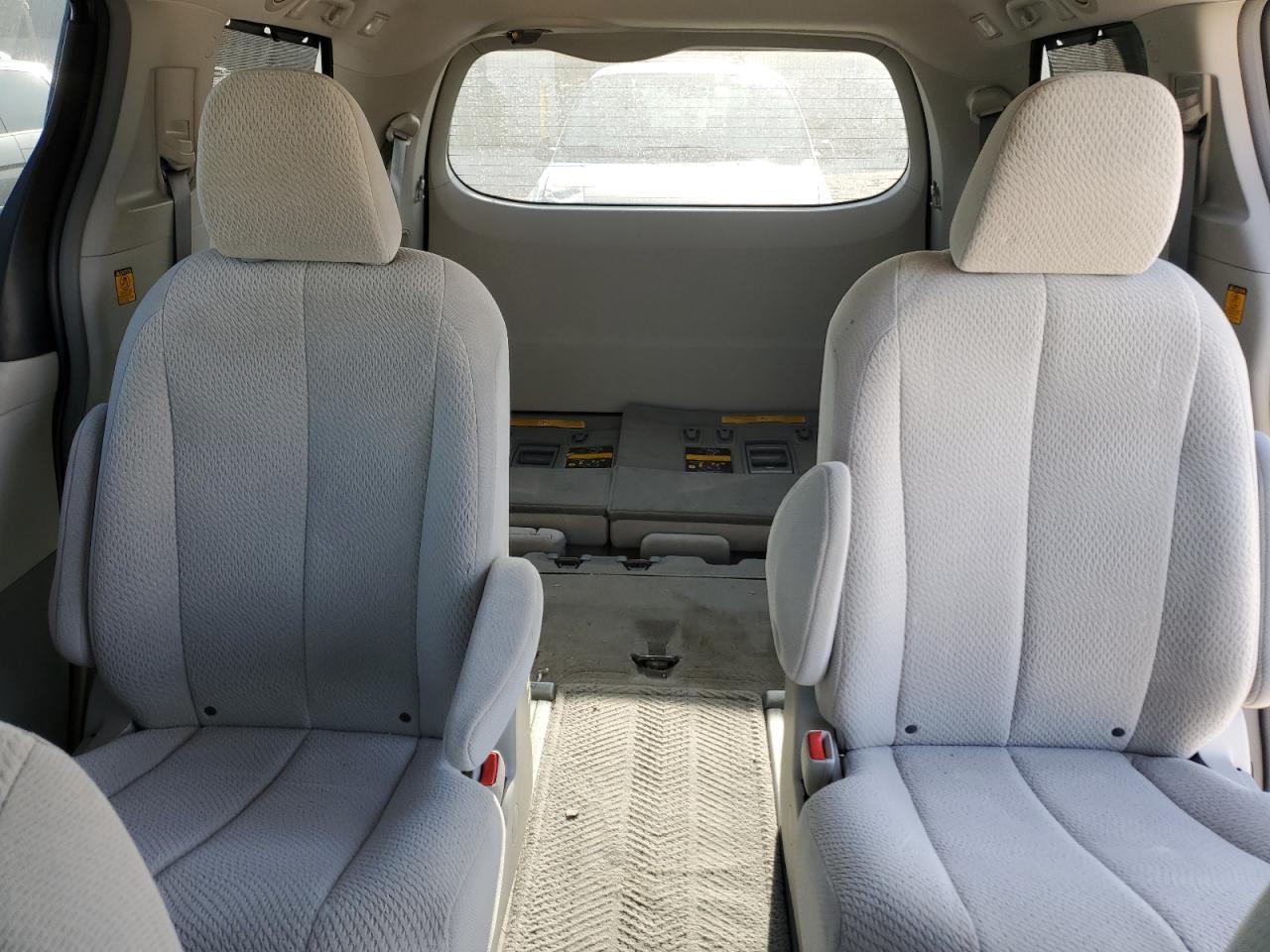 2011 TOYOTA SIENNA