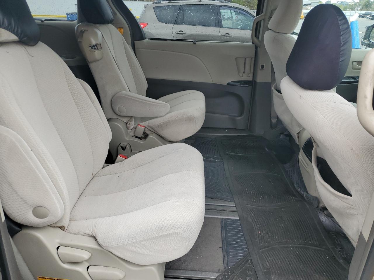 2011 TOYOTA SIENNA