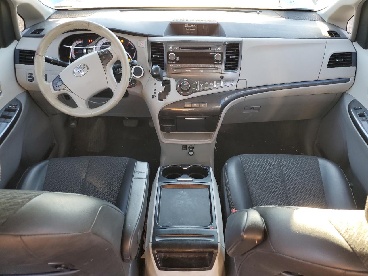 2011 TOYOTA SIENNA