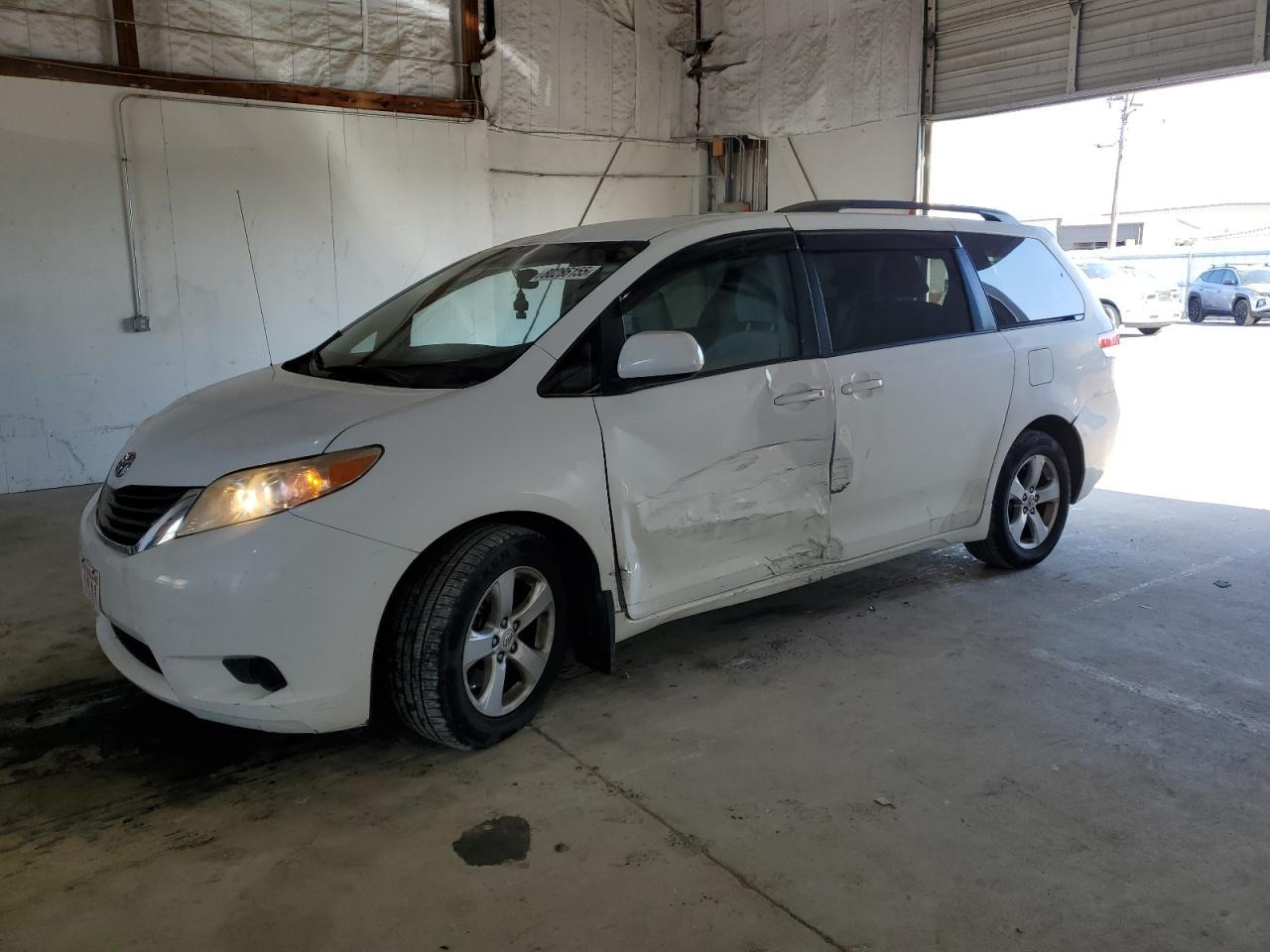 2011 TOYOTA SIENNA