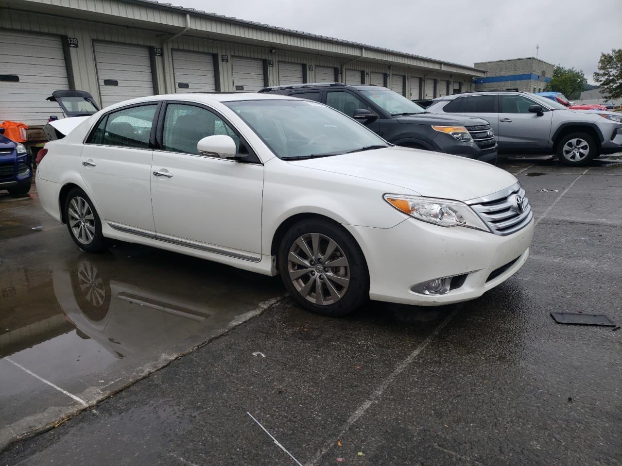 2011 TOYOTA Avalon