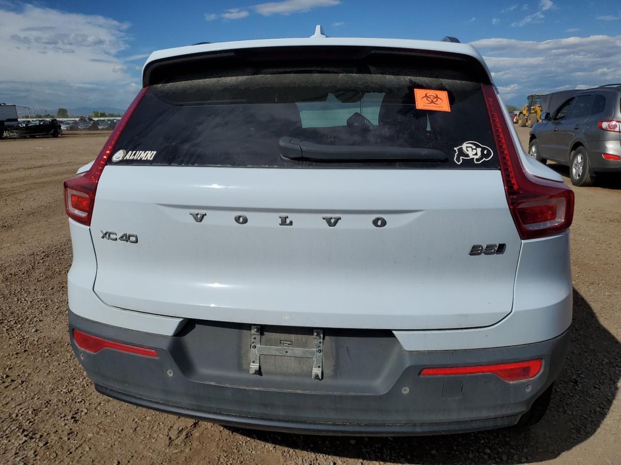 2024 VOLVO XC40