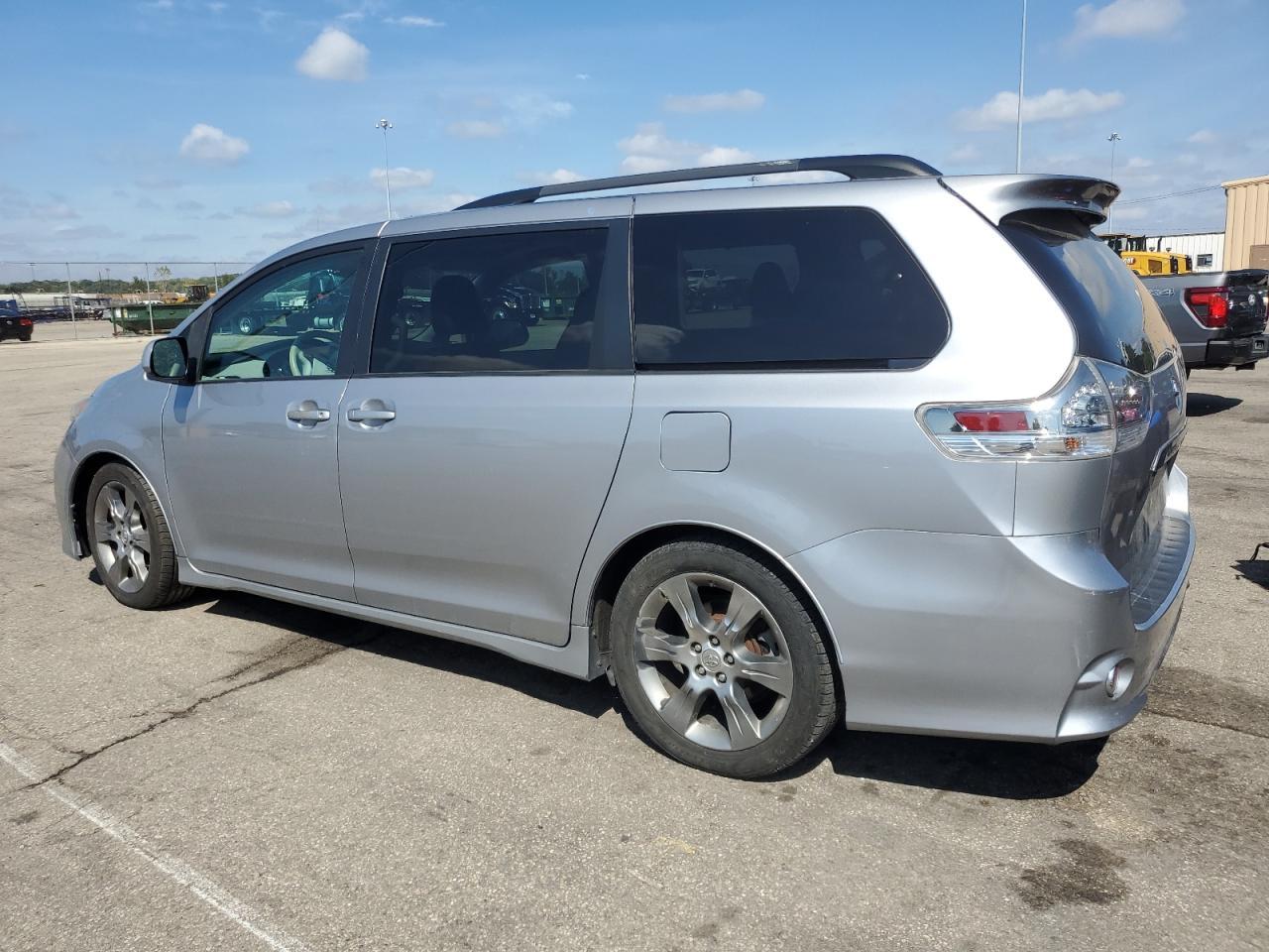 2011 TOYOTA SIENNA