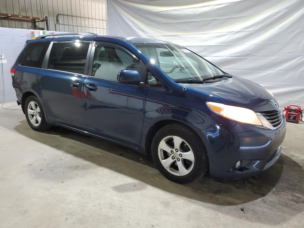 2011 TOYOTA SIENNA