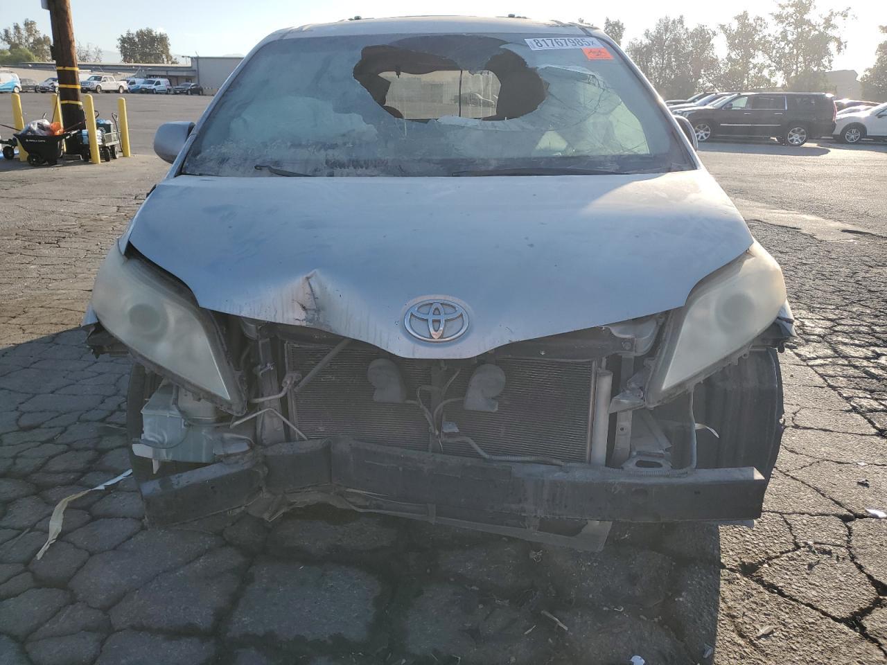 2011 TOYOTA SIENNA