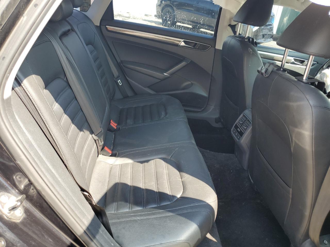 2017 VOLKSWAGEN Passat