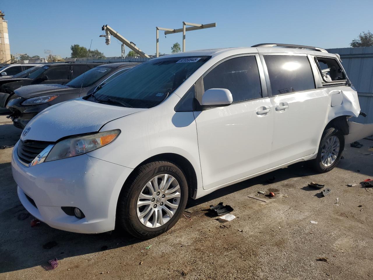 2011 TOYOTA SIENNA