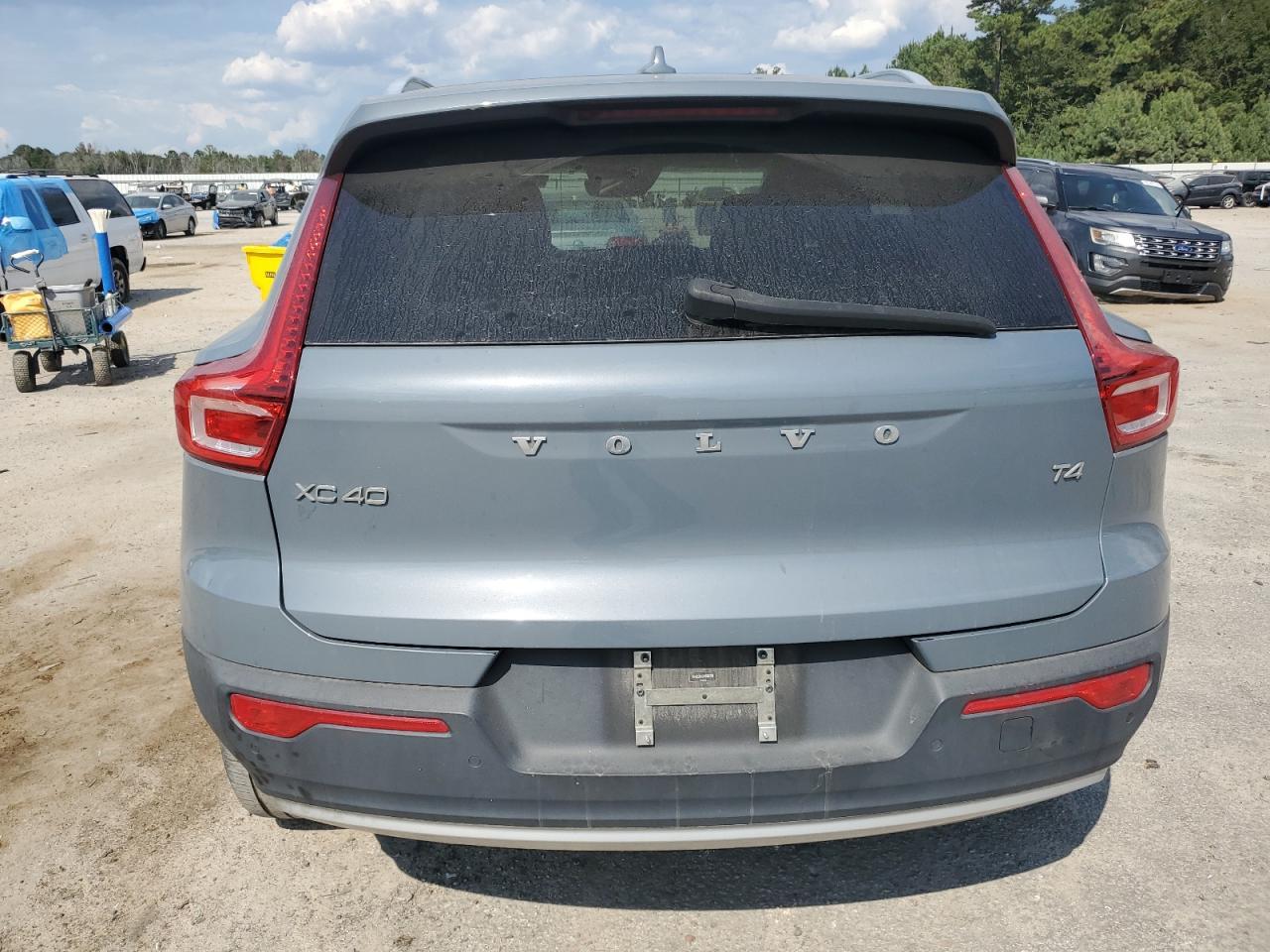 2021 VOLVO XC40