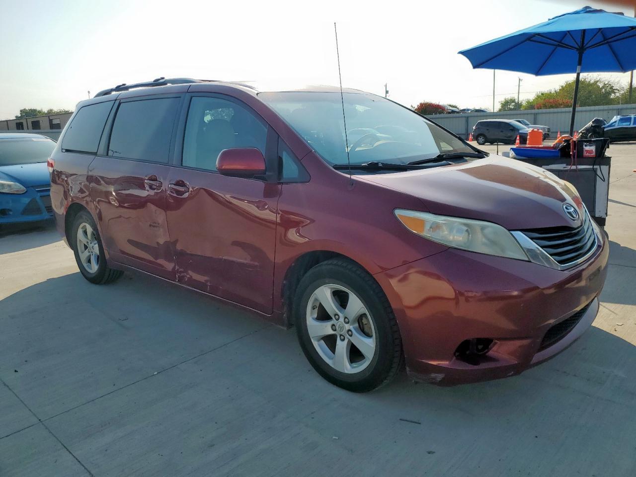2011 TOYOTA SIENNA
