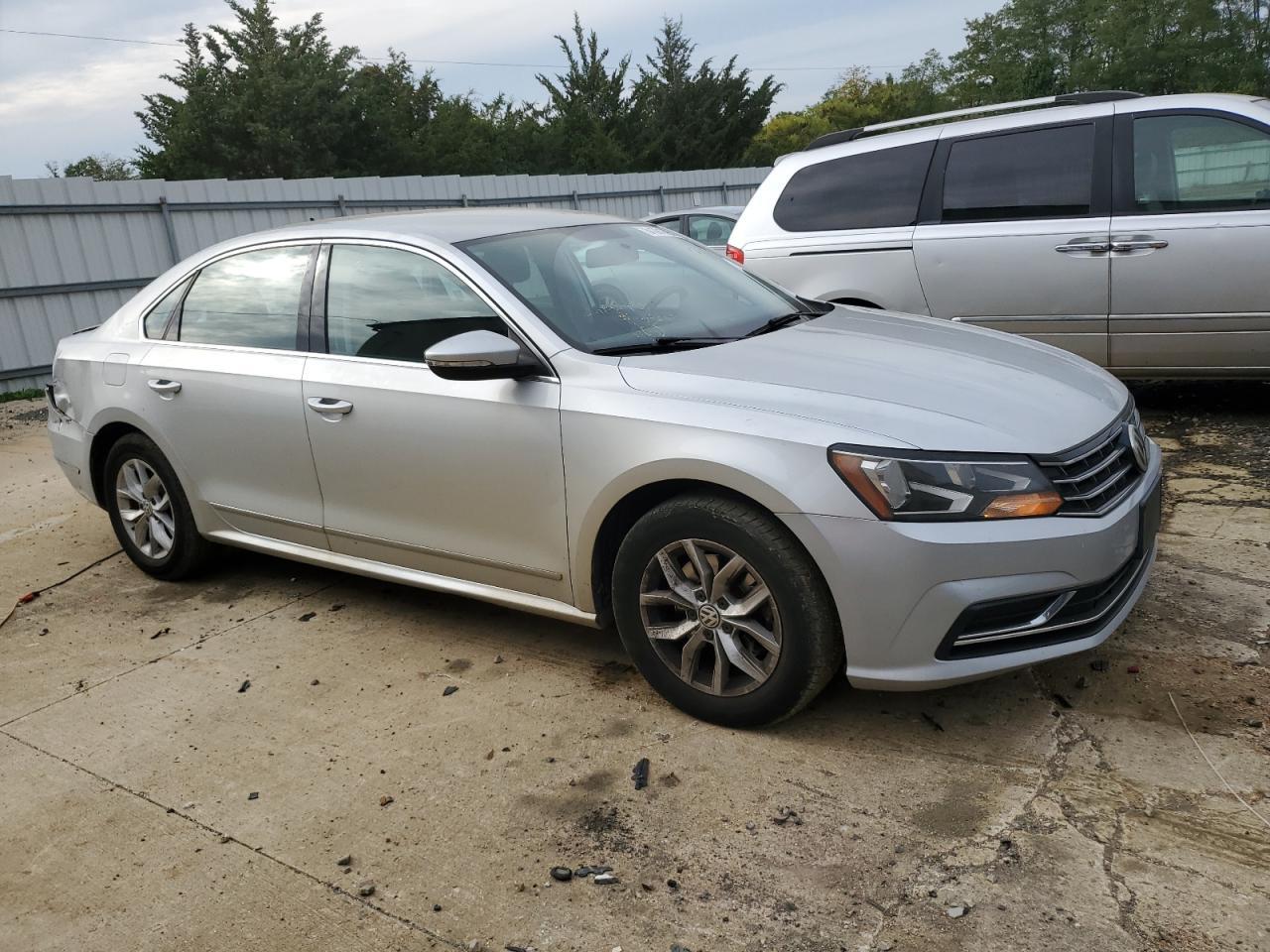 2017 VOLKSWAGEN Passat