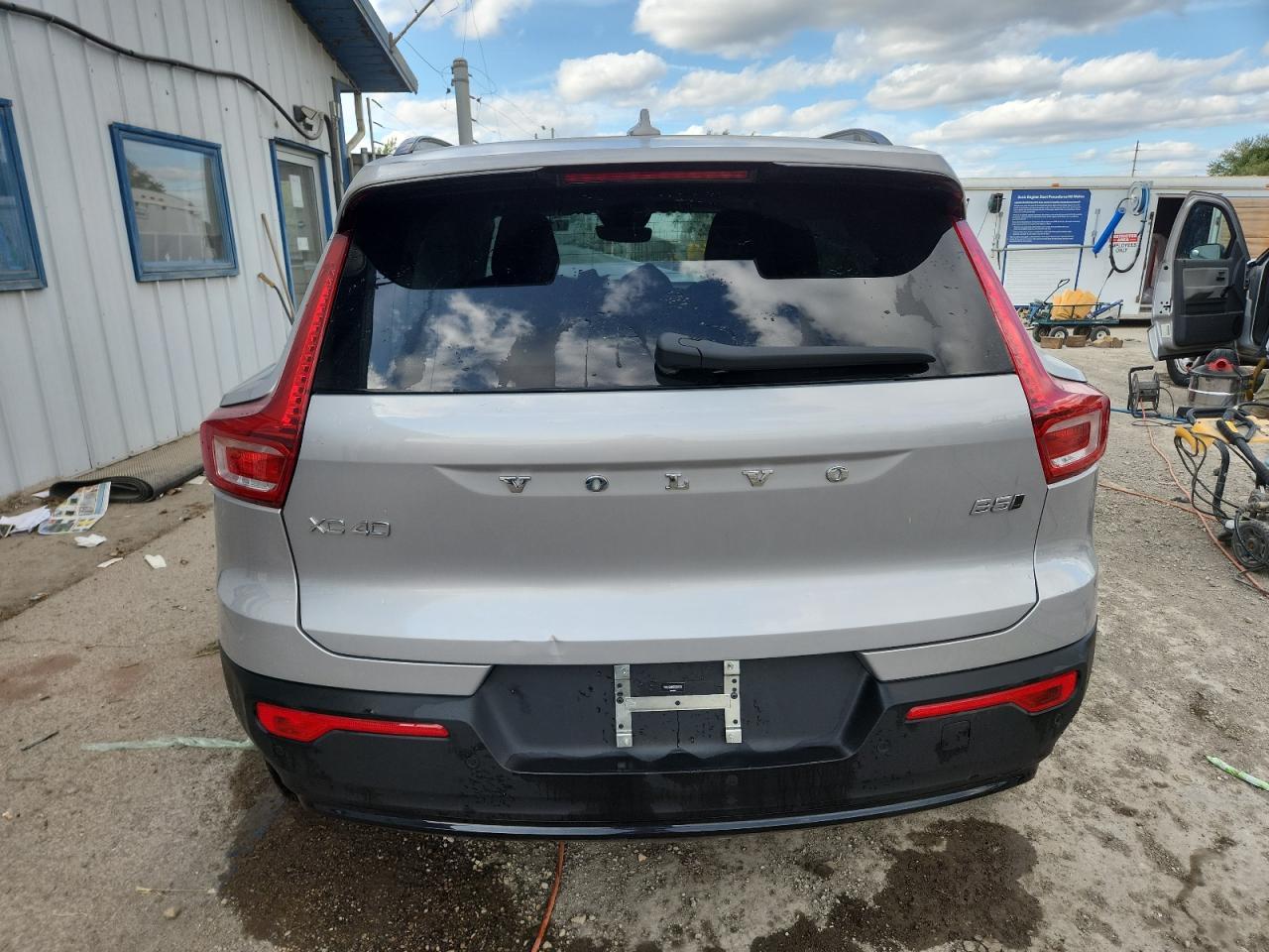 2024 VOLVO XC40
