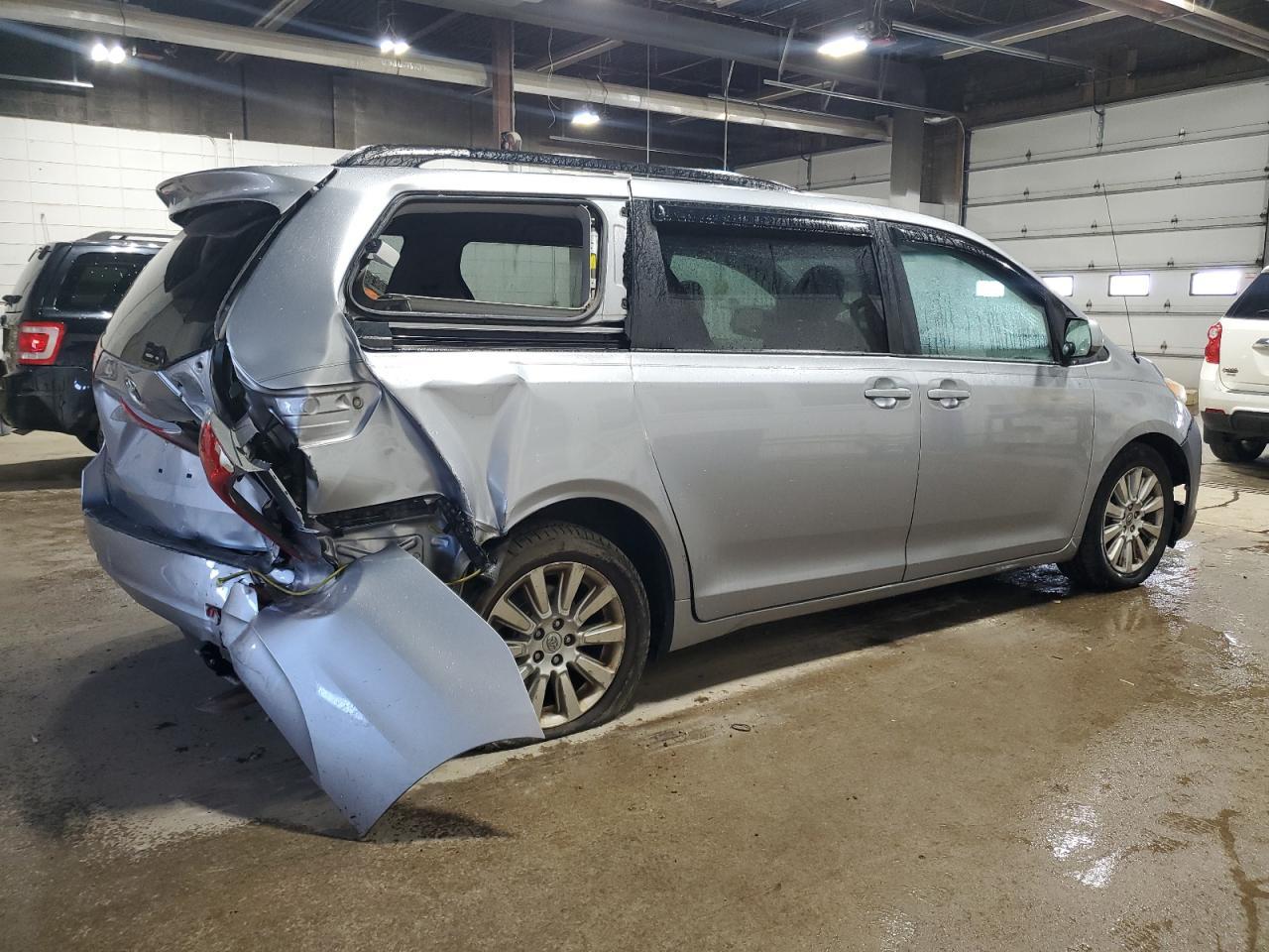 2012 TOYOTA SIENNA