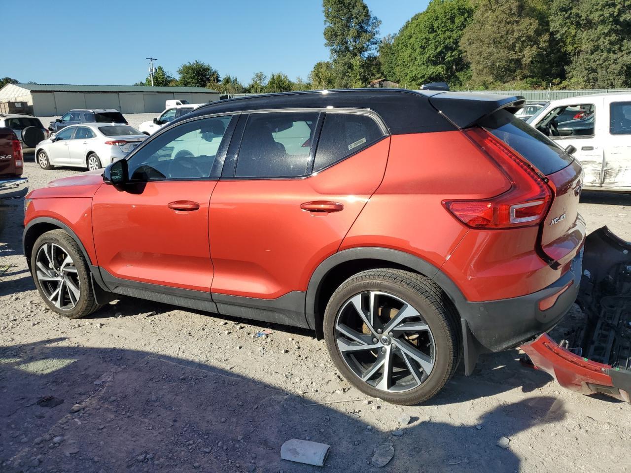2021 VOLVO XC40