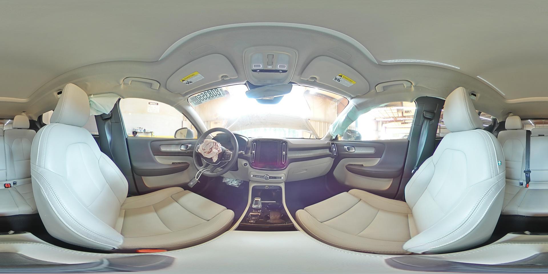 2024 VOLVO XC40