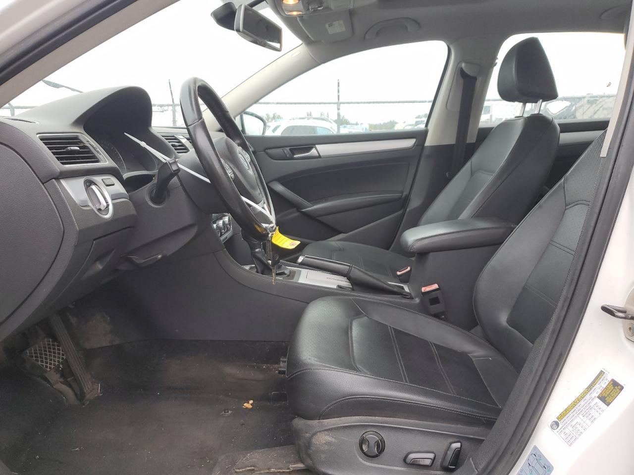 2012 VOLKSWAGEN Passat