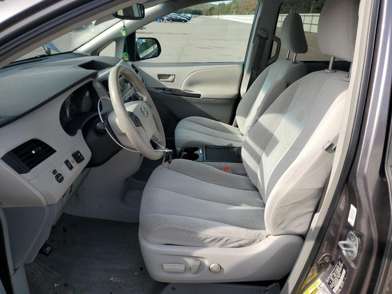 2011 TOYOTA SIENNA