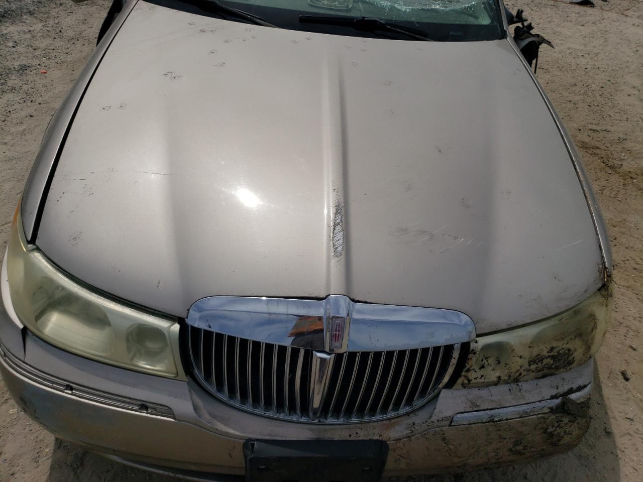 2002 LINCOLN Town Car