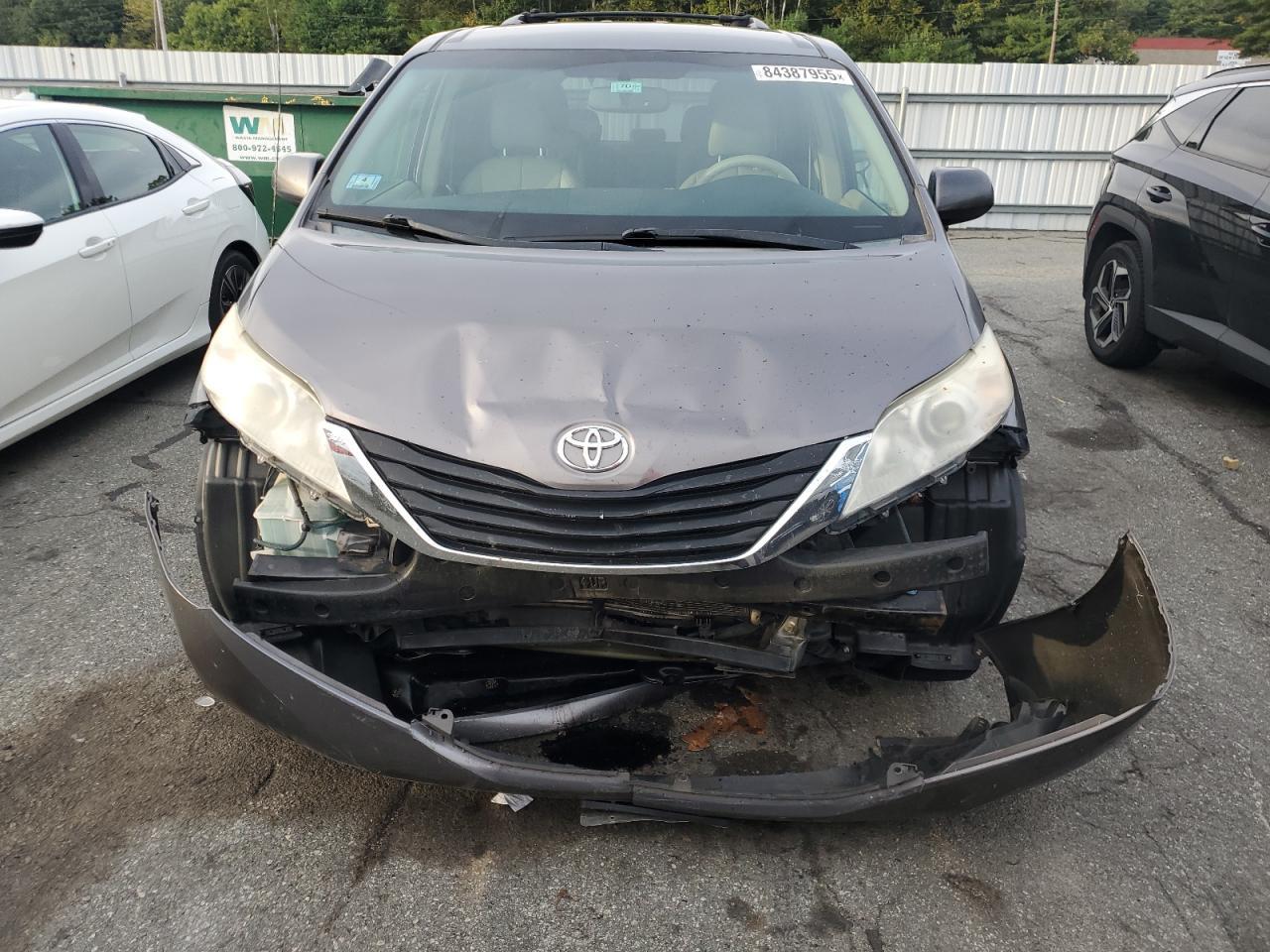 2011 TOYOTA SIENNA