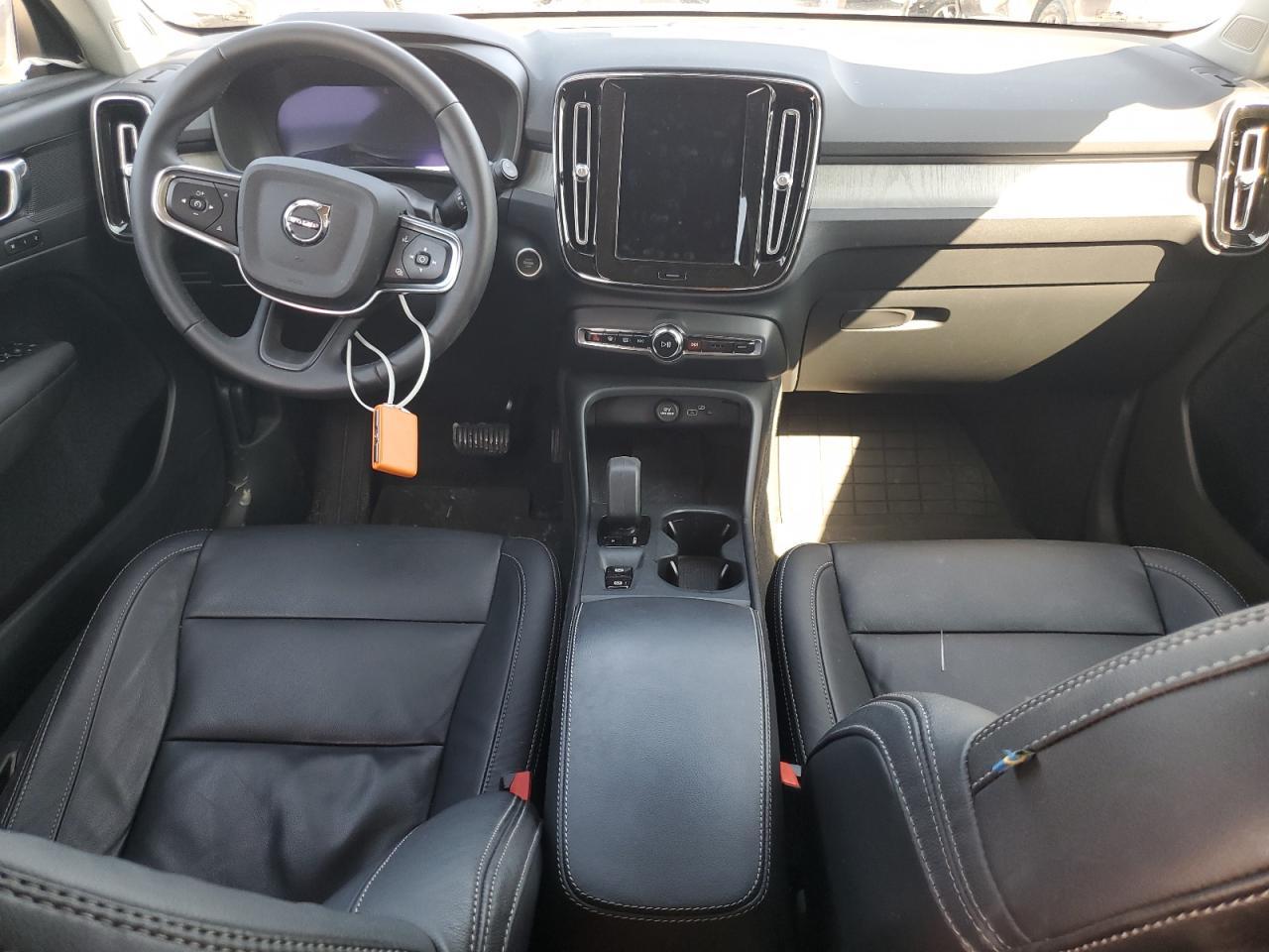 2024 VOLVO XC40