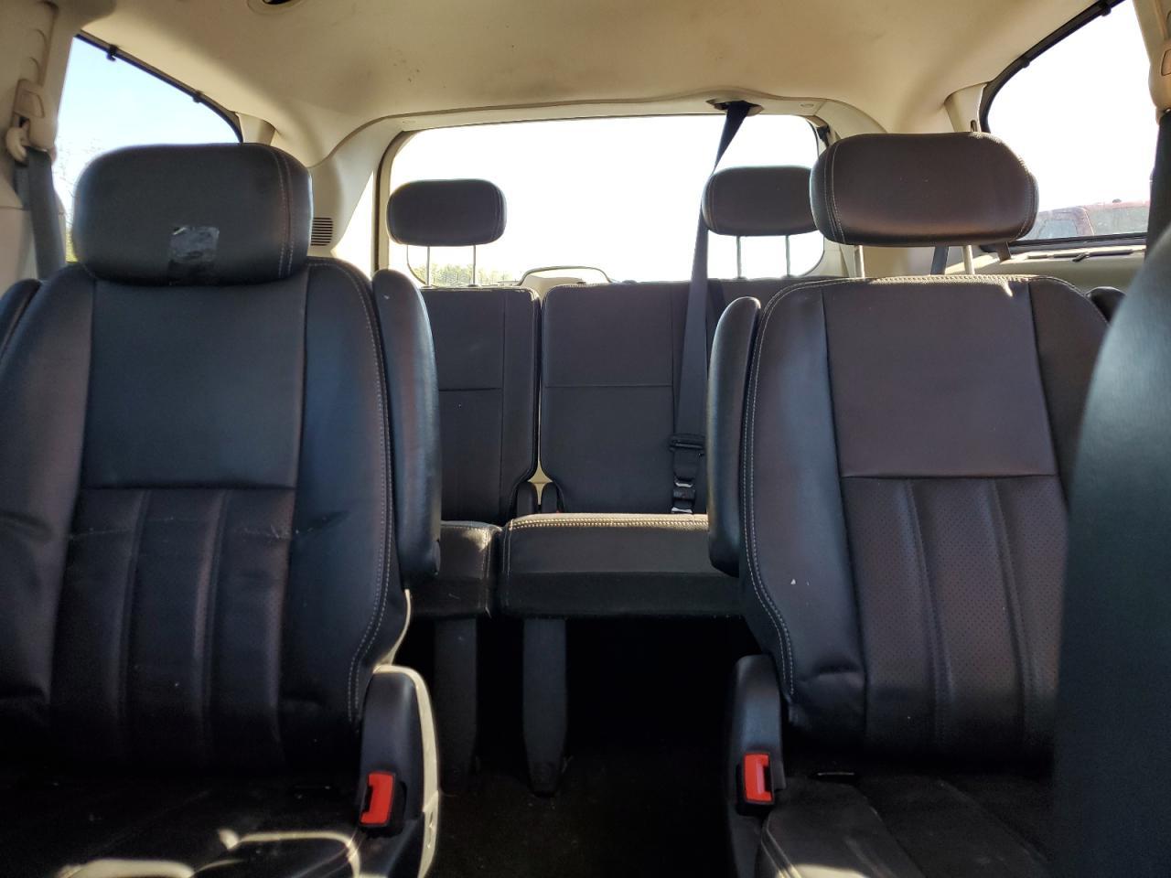 2010 CHRYSLER Town & Country