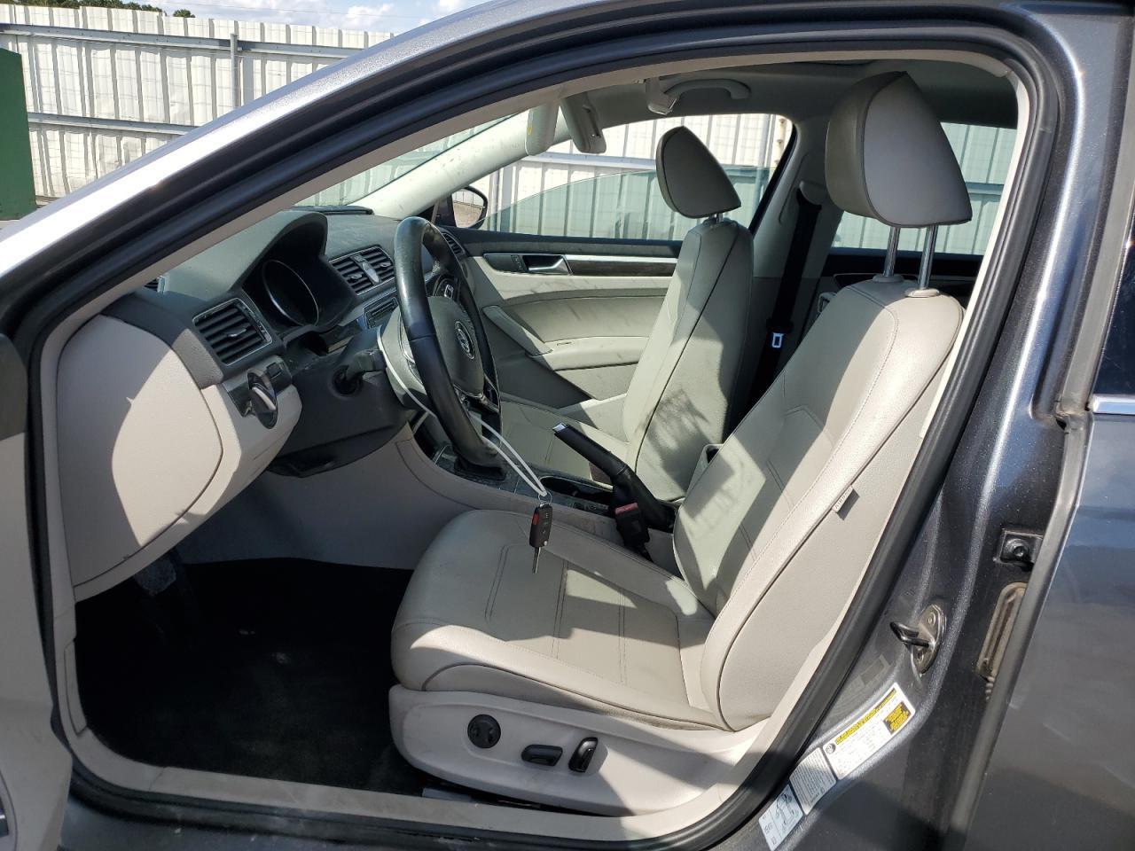 2016 VOLKSWAGEN Passat