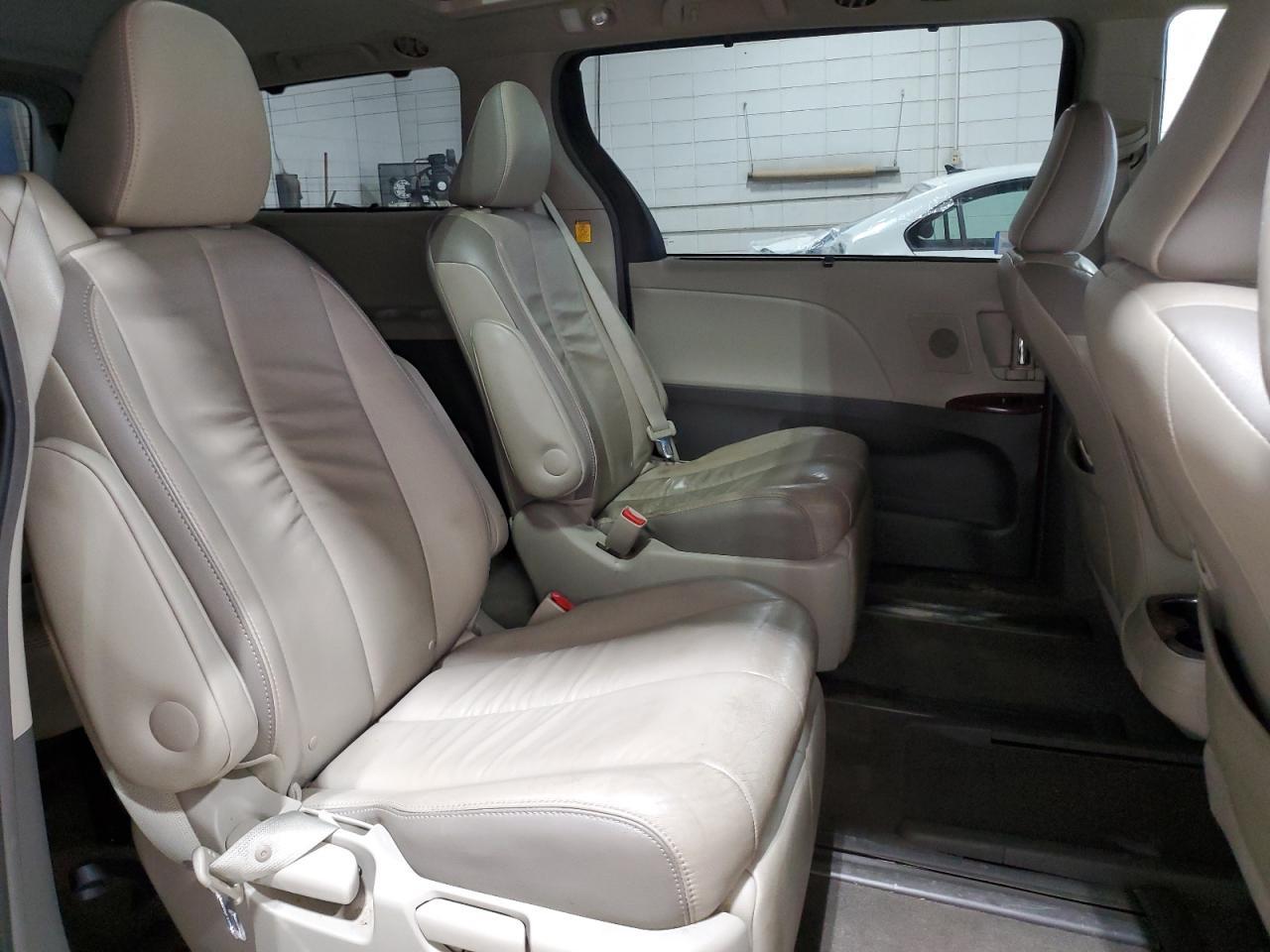2012 TOYOTA SIENNA