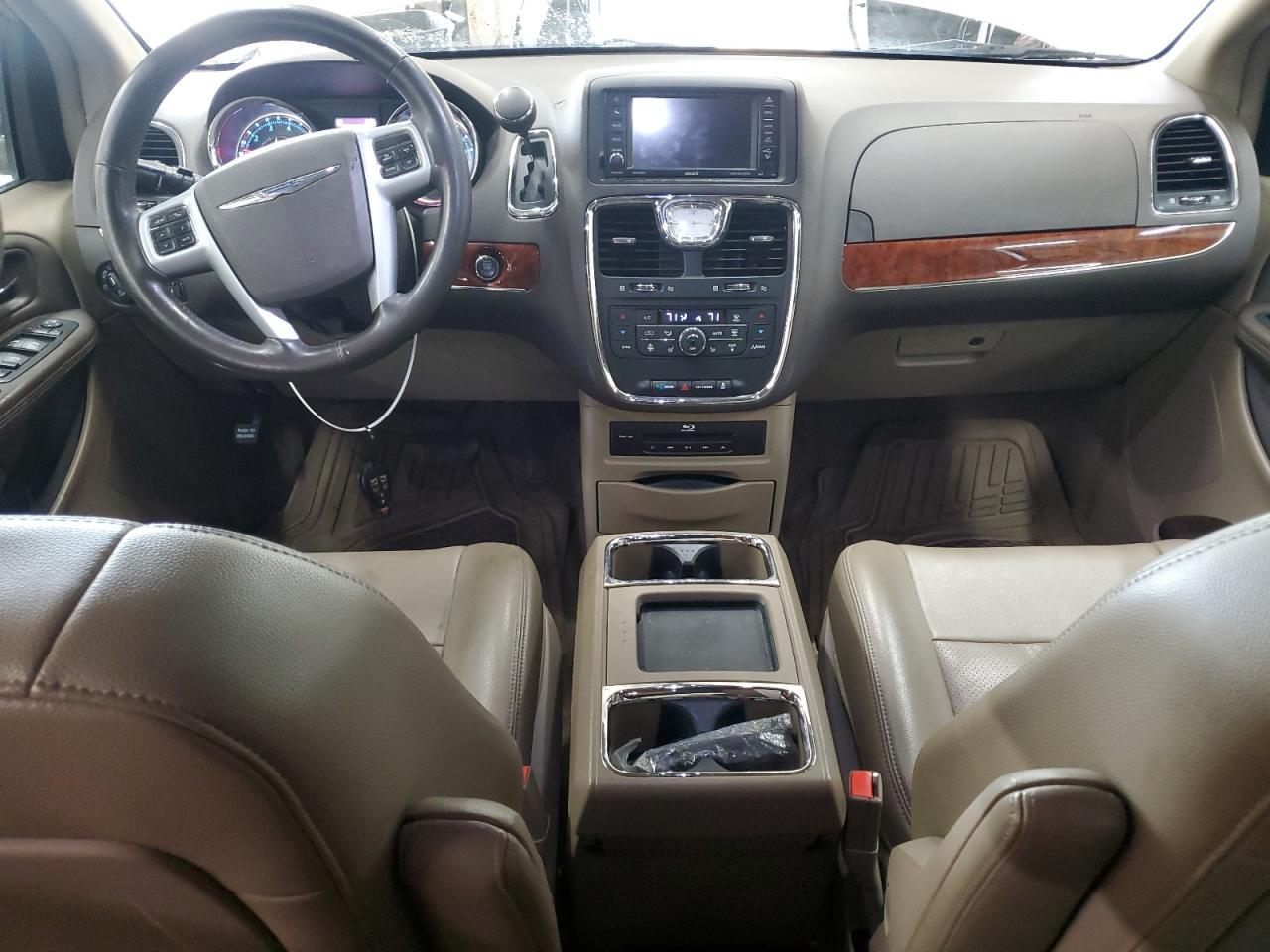 2013 CHRYSLER Town & Country