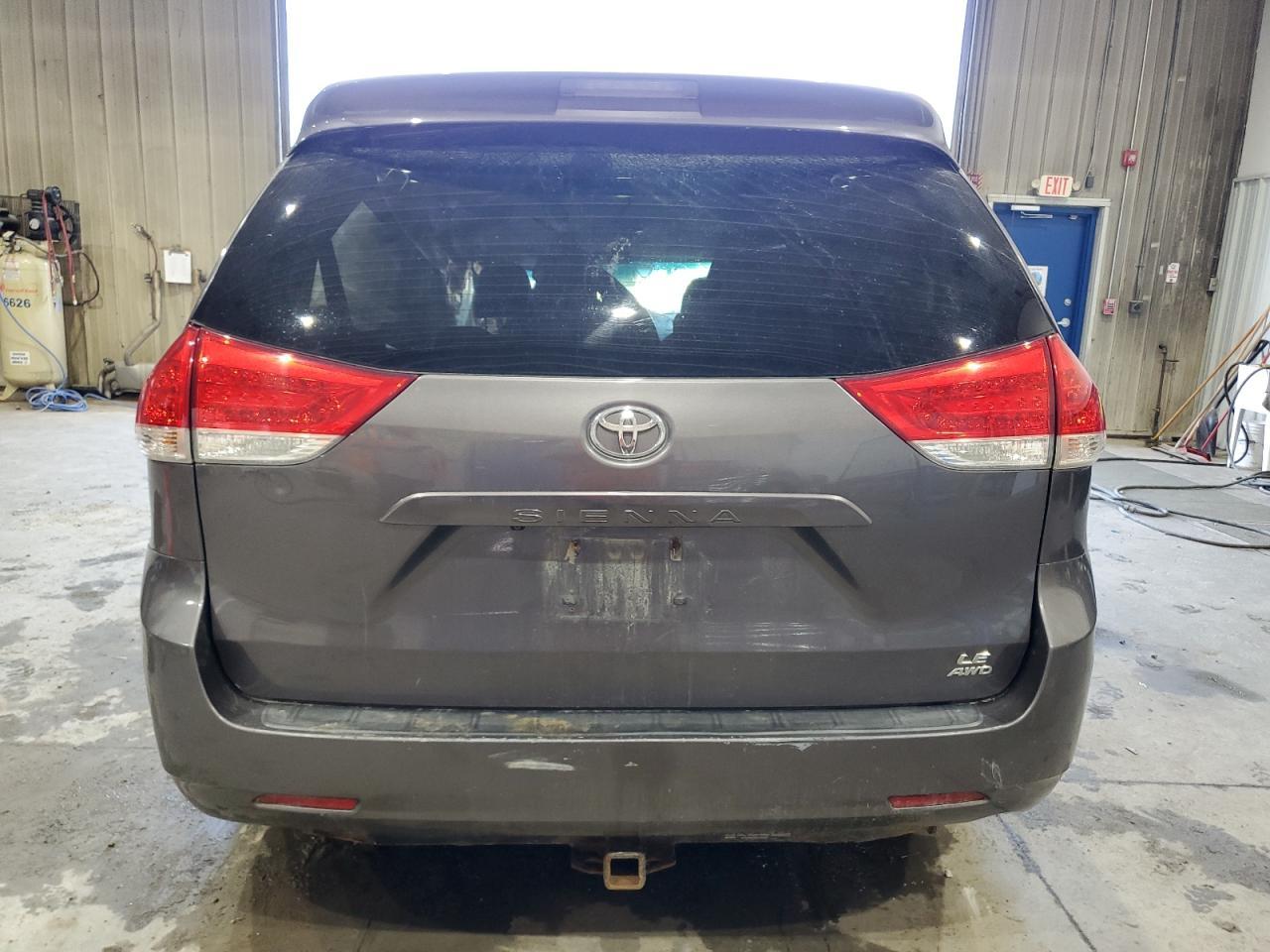 2011 TOYOTA SIENNA